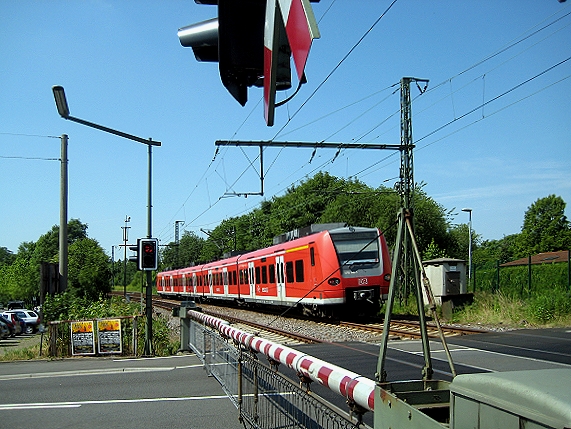 Bahnübergang Kelsweiler IMG_5096 Regionalzug home