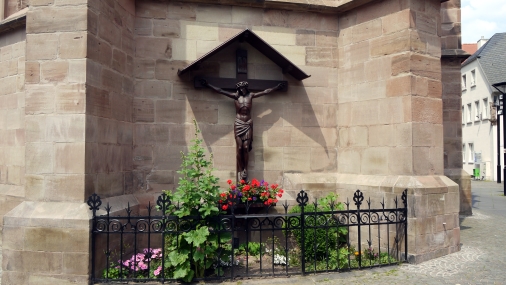 P1080644 Kreuz in der chorniesche der basilika